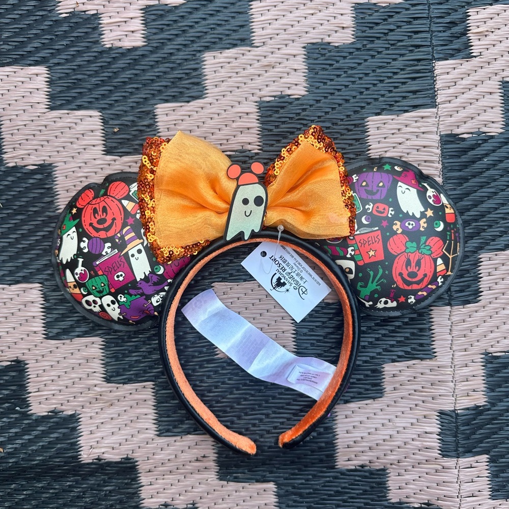 Disney Parks Halloween Theme Minnie Ears
Authentic Headband Glow in the Dark NWT